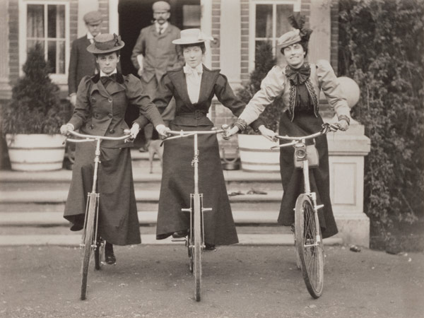 Three women on bicycles, early 1900s (b/w photo)  de English Photographer