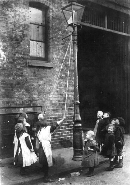 London Slums, c.1900 (b/w photo)  de English Photographer