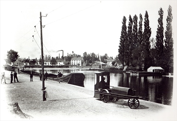 Tractor towing a boat at Dijon, 1894-5 (b/w photo)  de French Photographer