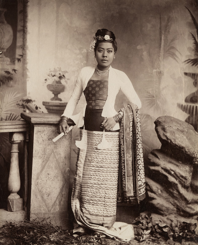 Burmese lady (albumen print) (b/w photo)  de Watts and Skeen (fl.c.1888-c.1908)