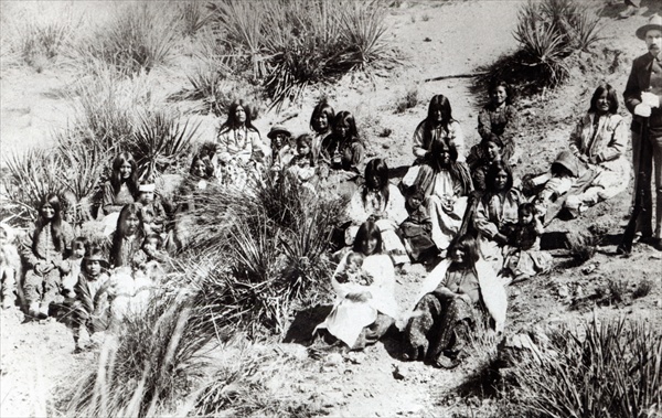 The last of the escapees after the final rout of Geronimo (b/w photo)  de American Photographer