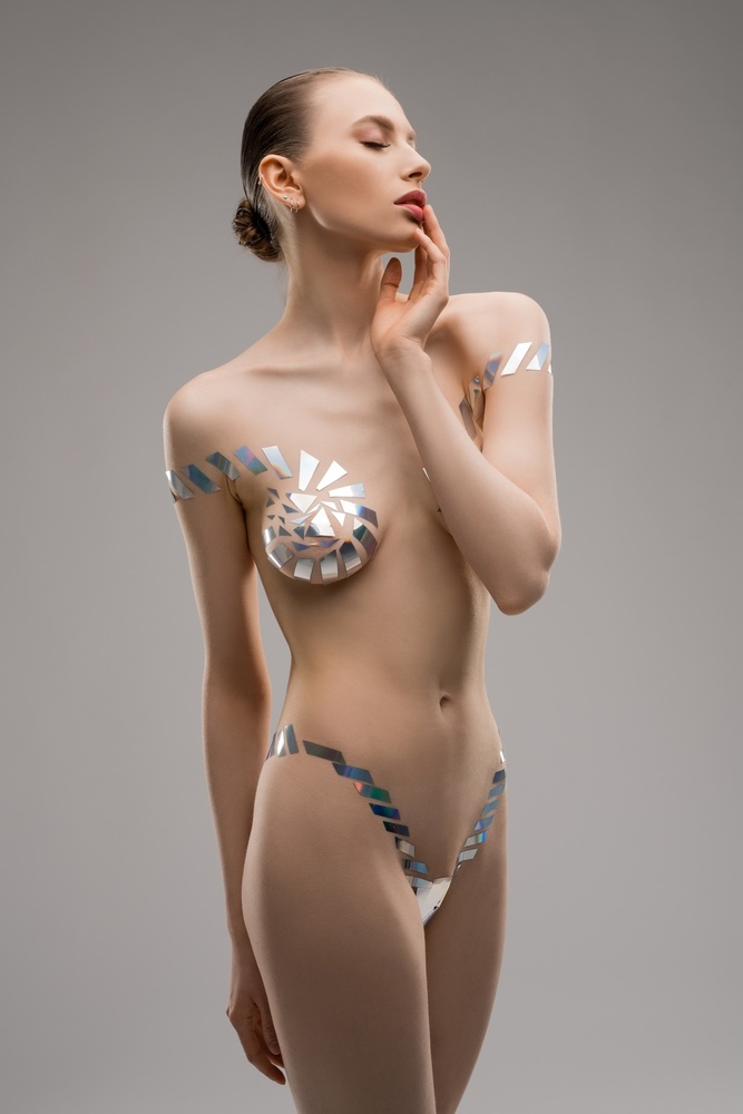 Female model in underwear from metallic tape de Andrey Guryanov