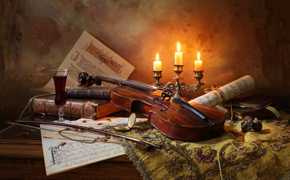 Still life with violin and candles de Andrey Morozov