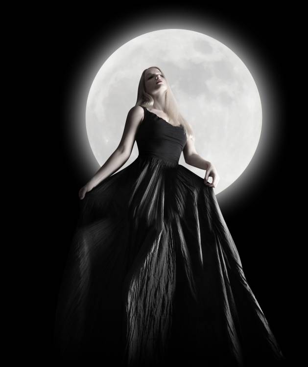 Dark Night Moon Girl with Black Dress de Angela Waye