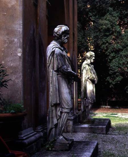 The main entrancedetail of two statues of prisoners on guard de Anonymous