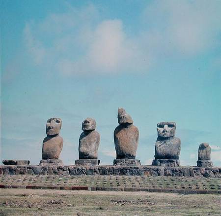 Monumental figures or moai on a ceremonial platform or ahusPolynesian de Anonymous