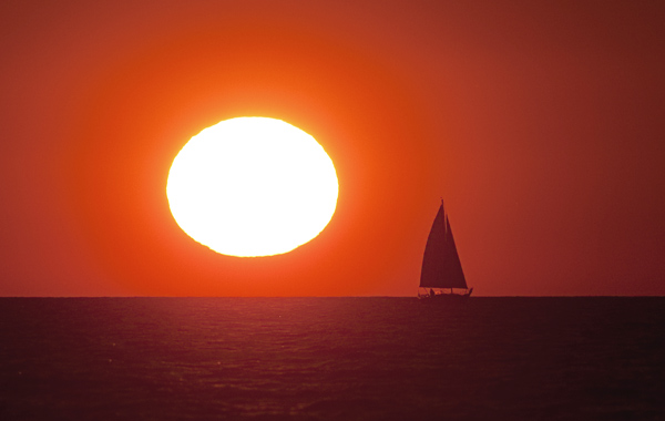 Segelboot bei Sonnenuntergang in Warnemünde de Arno Burgi