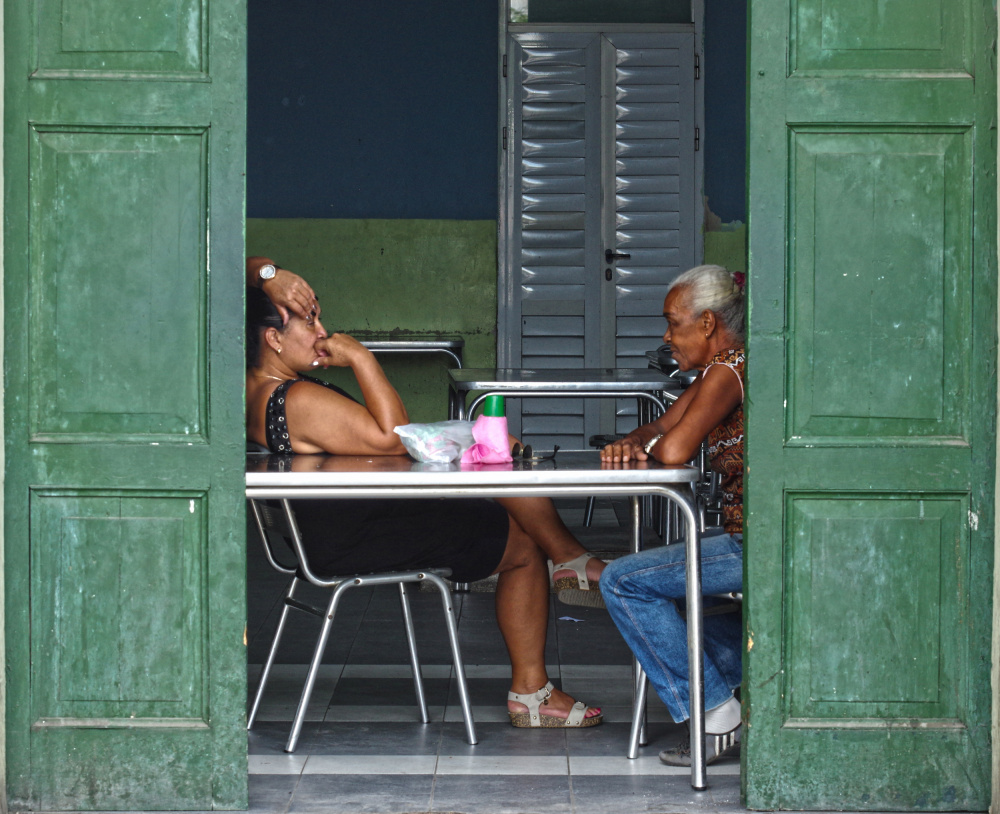 Havana: Waiting to be served ... de Arthur Talkins