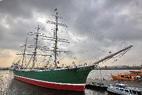 Dunkle Wolken über "Rickmer Rickmers"