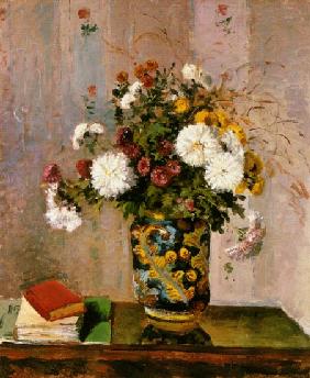 Bouquet of flowers: Chrysanthemums in a porcelain