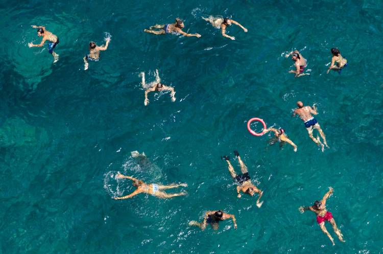 Natación en agua azul de Carlo Tonti