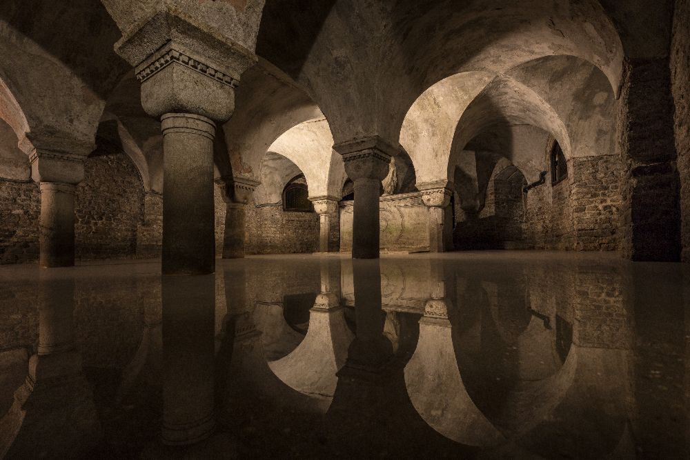 Water in the Crypt de Christopher Budny