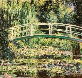 Puente en el jardín de Monet con nenúfares blancos