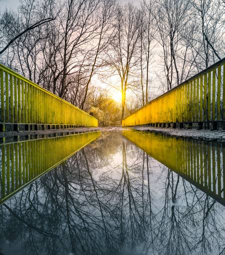 Spiegelung auf einer Brücke