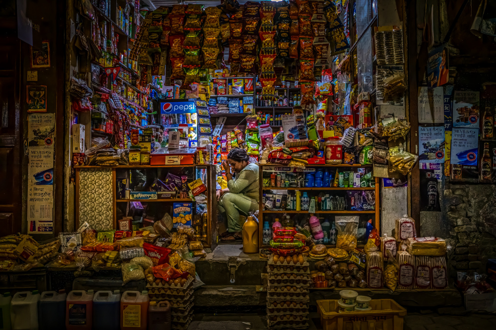This crazy little shop (Kathmandu streets at night) de Doron Margulies