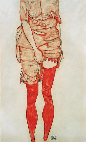 Mujer de pie vestida de rojo