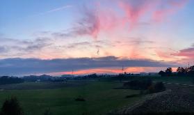 Rote Wolken am Himmel, in den Bergen der Föhn…
