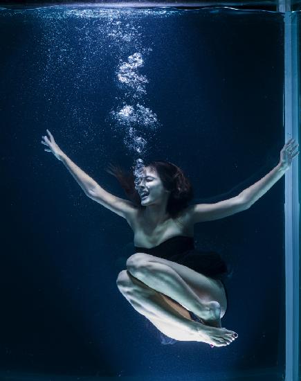 underwater artistic portrait shooting