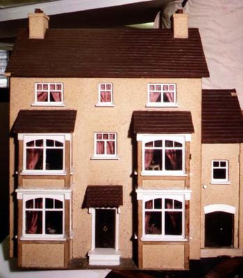 Exterior of a home-made doll's house, 1926 (mixed media) de English School, (20th century)