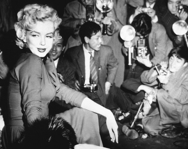 Marilyn Monroe surronded by photographers de English Photographer, (20th century)