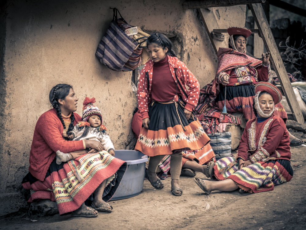 Andean women de Eyal Alcalay
