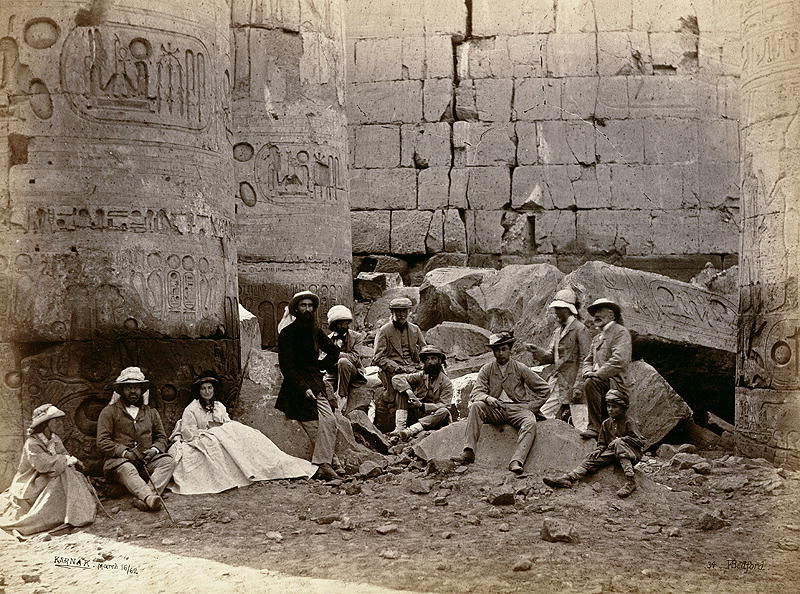 Group photograph in the Hall of Columns, Karnak, Thebes, 1862 (b/w photo)  de Francis Bedford