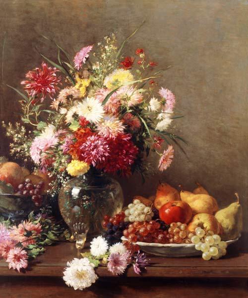 Chrysanthemen in einer Glasvase und ein Teller mit Obst