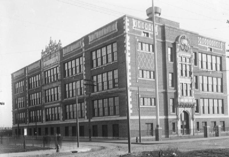 View of Anthony Wayne School, 1914 (b/w photo) de Franklin Davenport Edmunds