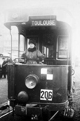 Woman driving a tram in Toulouse during World War One, 1914-18 (b/w photo) de French Photographer, (20th century)