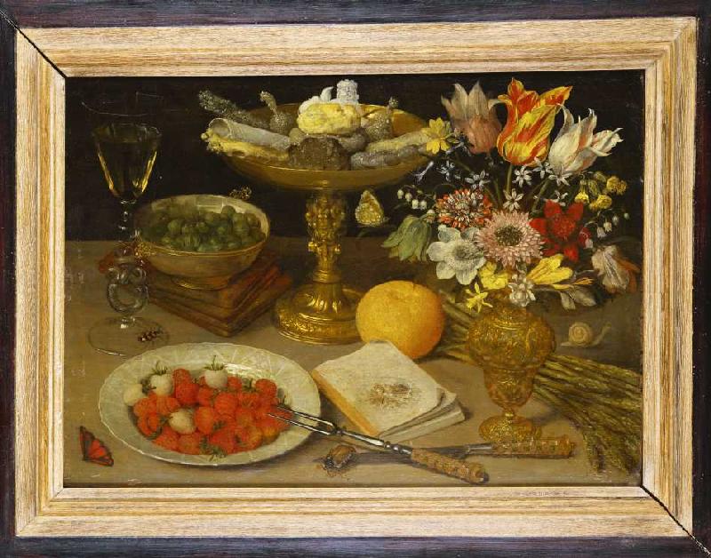 Stilleben mit Erdbeeren, einer Schale mit Zuckerwerk, einem Blumenstrauß und anderen Gegenständen. de Georg Flegel