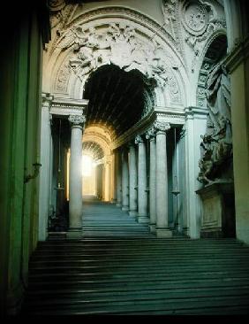 Interior with view of the staircase (photo)