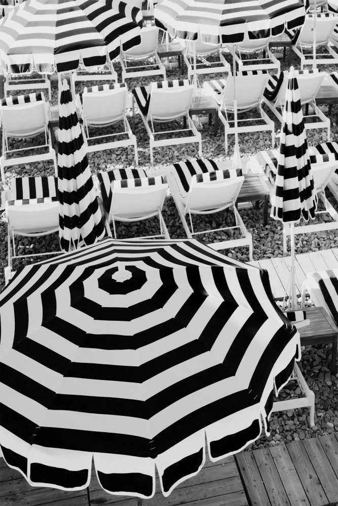 Black and White Beach Umbrellas de Grace Digital Art Co