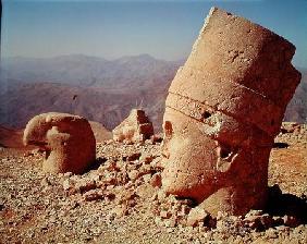 View of a colossal head and an eagle from the west terrace (photo)