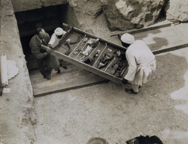 A tray of chariot parts being removed from the Tomb of Tutankhamun, Valley of the Kings, 1922 (gelat de Harry Burton