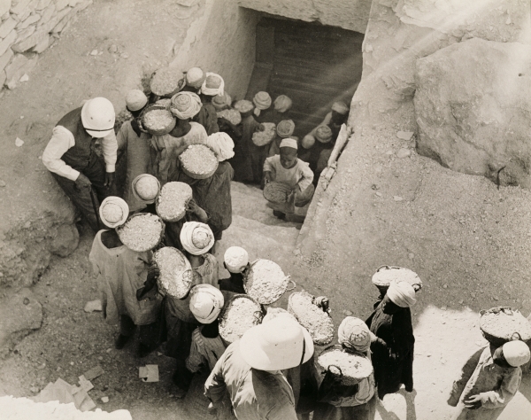 Closing the Tomb of Tutankhamun, Valley of the Kings, February 1923 (gelatin silver print)  de Harry Burton