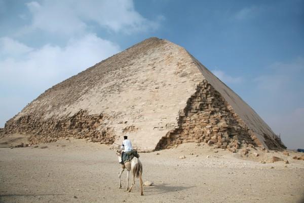 police in camel de Iñigo Quintanilla