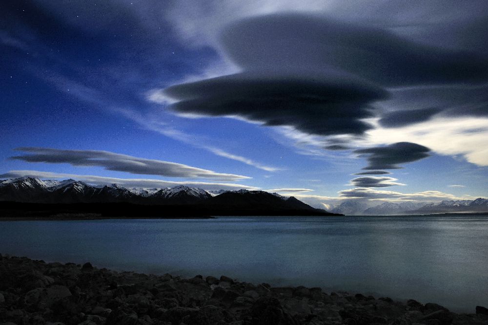 Lake Pukake and Mount Cook by moonlight de James Symington ARPS