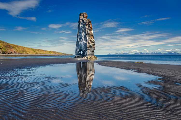 dinosaur rock in northwestern Iceland de Jeffrey C. Sink