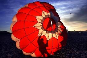 Fallschirmdrachen am Strand von Warnemünde