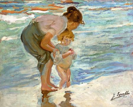 Madre e hijo en la playa