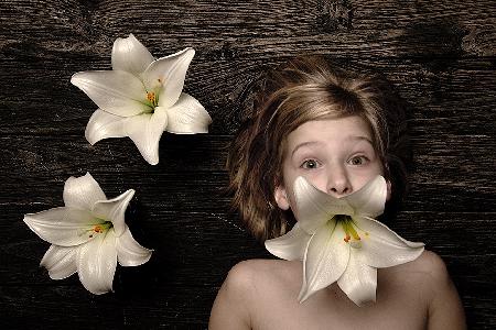 La ragazza dal fiore in bocca