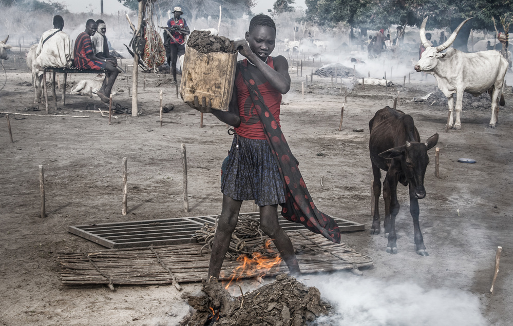 A scene in a mundari cattle camp - South Sudan de Joxe Inazio Kuesta Garmendia