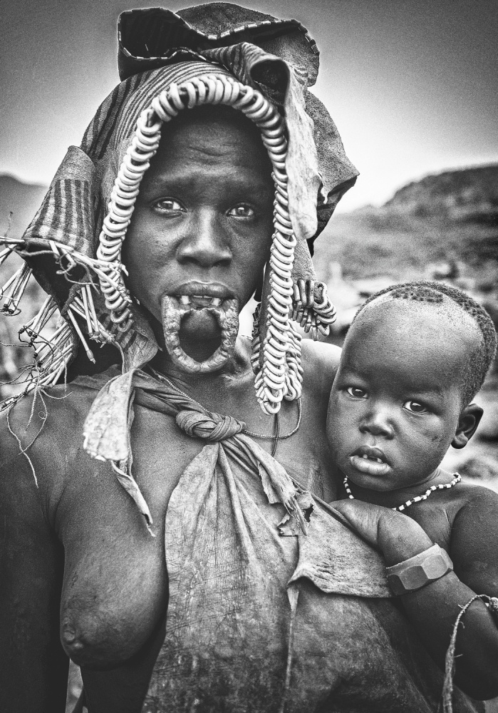 Mursi woman with her child (Omo Valley - Ethiopia) de Joxe Inazio Kuesta Garmendia