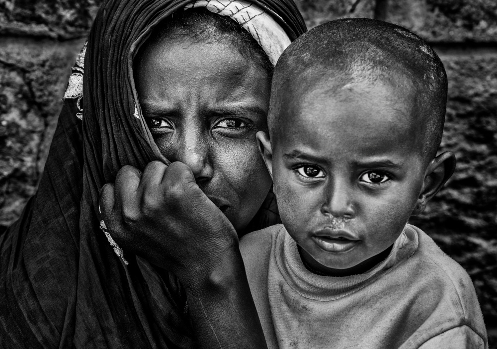 Homeless woman and her child in the streets of Addis Abbaba de Joxe Inazio Kuesta Garmendia