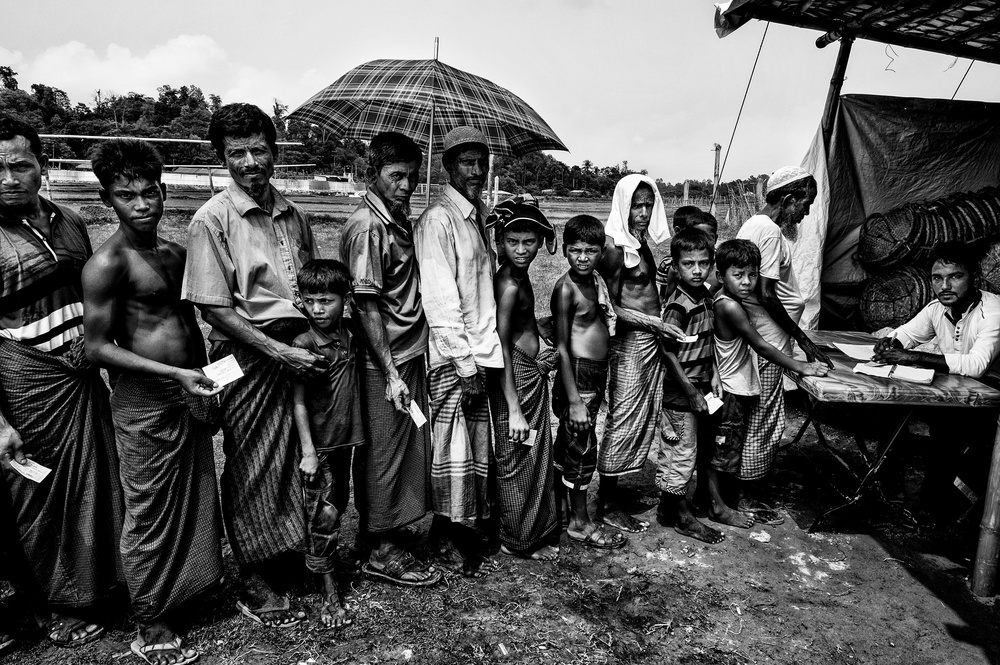 Rohingya refugees queuing to get some items to build their homes. de Joxe Inazio Kuesta Garmendia
