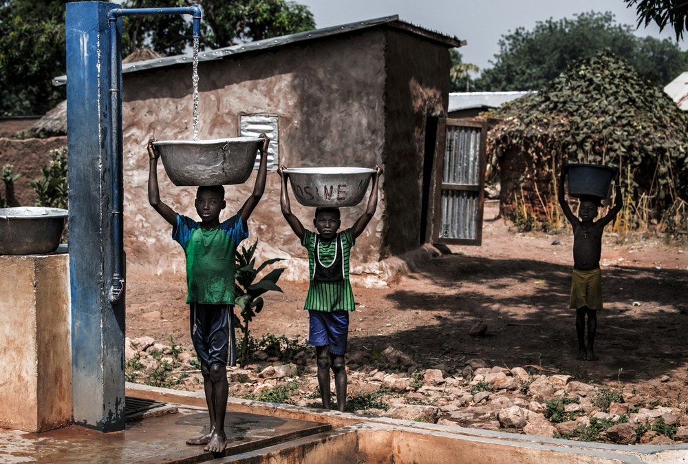 Water supply in a village in Benin de Joxe Inazio Kuesta Garmendia