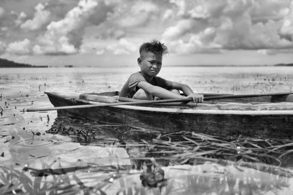 Boy in a Canoe de Kieron Long