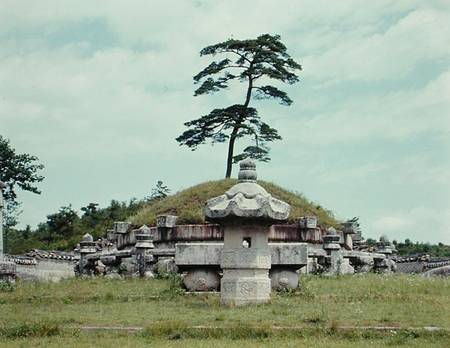 View of the Kyongnung Tomb (photo) de Korean School