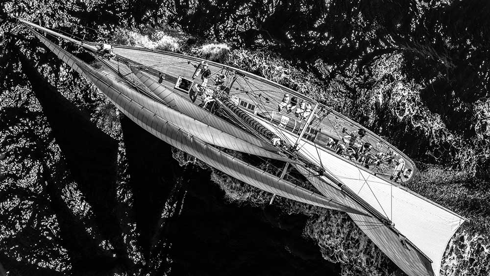 Above the racing ship de Marc Pelissier