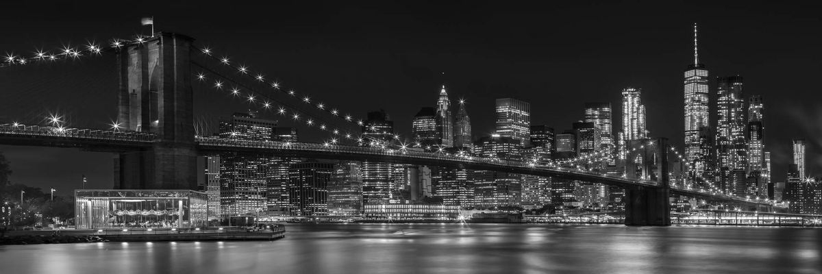 MANHATTAN SKYLINE & BROOKLYN BRIDGE Impresiones nocturnas | Panorama monocromo de Melanie Viola